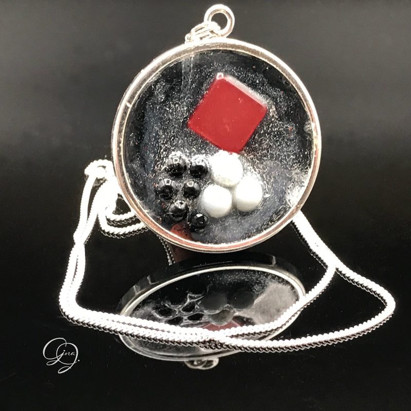 Anhänger
Krallenfassung & Kette Silber
Onyx Perlen, Perlmutt Perlen,
Polaris Cabochon
KandyDip Hyper Titanium Pearls 
Dipon EpoxyPlast 3D B20 Jewel Cast