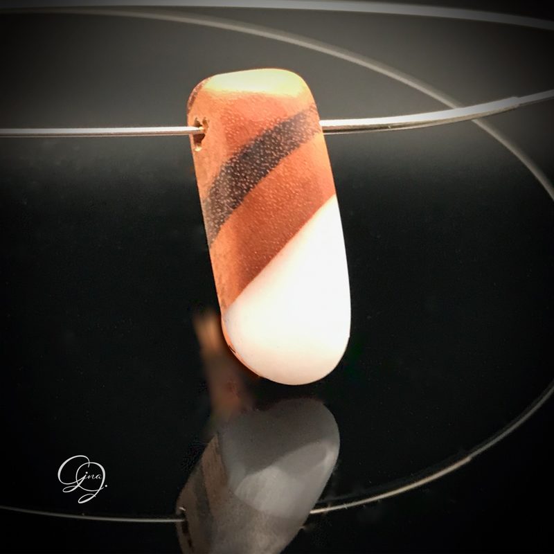 Anhänger
Holz: Tigerwood 
KandyDip Alcohol Inks Milky White 
Dipon EpoxyPlast 3D B20 Jewel Cast