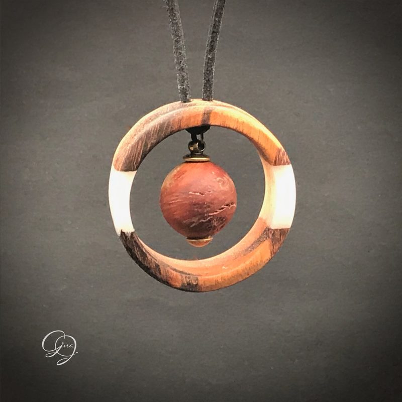 Kette 
Holz:Tigerwood 
Dipon EpoxyPlast 3D B20
Kandydip Alcohol Inks Milky Whit