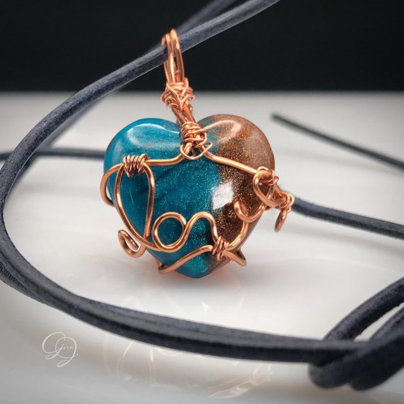 Eingefasst in Kupferdraht
Dipon EpoxyPlast 3D B20 Jewel 
KandyDip Alcohol Inks 24 Karat Blue Pearl + Fine Copper Bronze Pearl