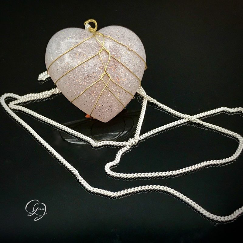 
Glitzer-Herz
KandyDip Ocean Wave Weiss Pigment Paste + Glitzer 
Dipon EpoxyPlast 3D B20 Jewel Cast