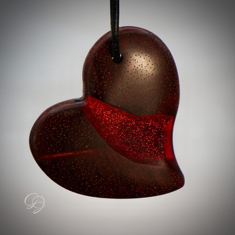 Anhänger
rotes Satinholz (Blutholz)
KandyDip  
Dipon EpoxyPlast 3D B20 Jewel Cast