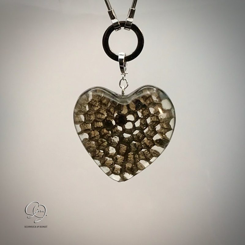 Herz Anhänger
Es war einmal ein Hornissennest 
Ausschnitt vom Dachbodenfund
Dipon EpoxyPlast 3D B20 Jewel Cast