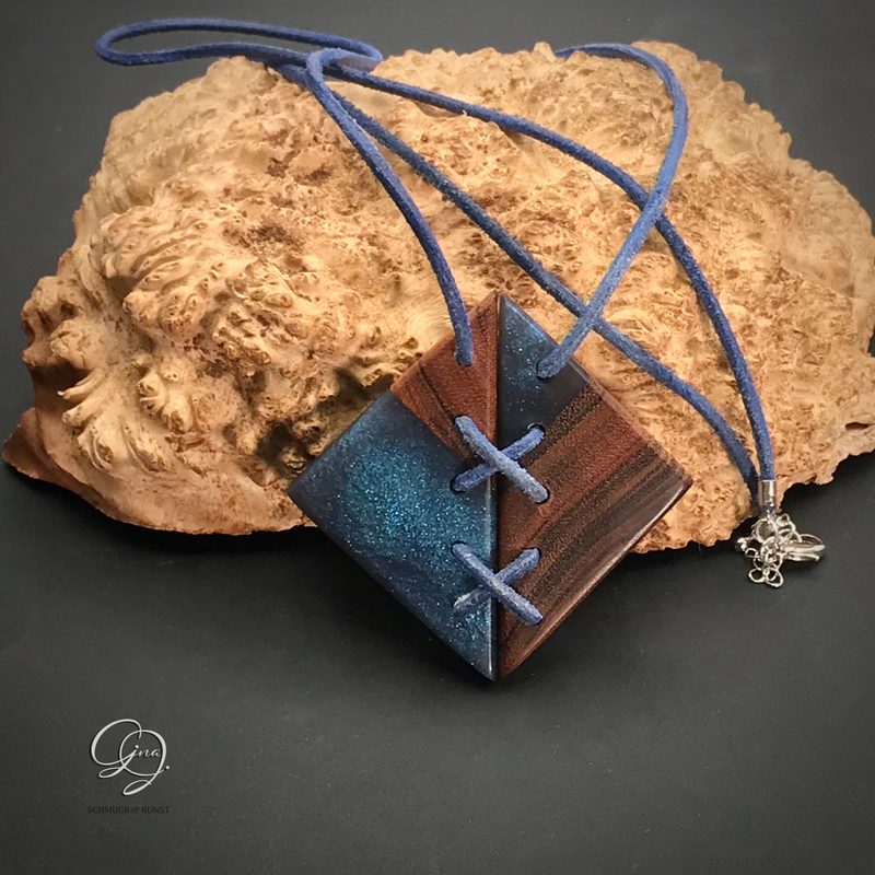 *Geschnürt*
Anhänger
Holz:Tigerwood
Lederband
Dipon EpoxyPlast 3D B20 Jewel Cast
Kandydip Diamond Pigeon Blue Pearl Pigment