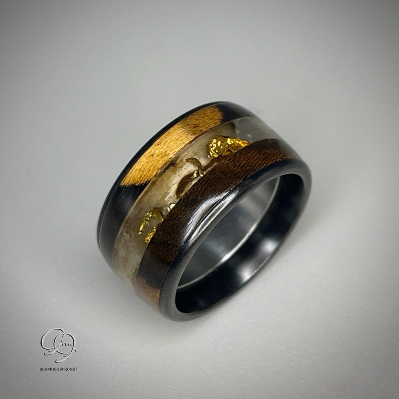 Ring aus mehrfarbigem Ziricote Holz und in EpoxyPlast eingelassenem Blattgold Bunt
Gr. 60/9
Dipon EpoxyPlast 3D B20 Jewel Cast