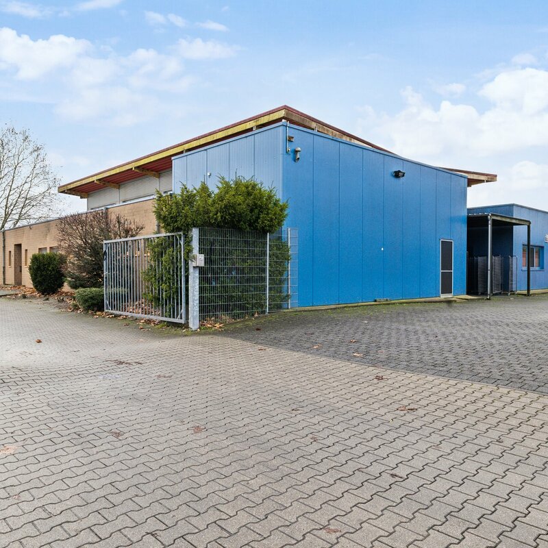 zahlreiche Stellplätze hinter dem Objekt