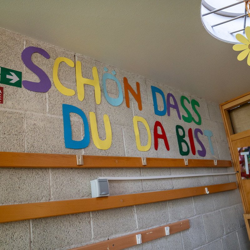 Begrüßungsschild im Flur – Bunte Buchstaben an der Wand mit dem Schriftzug „Schön, dass du da bist“
