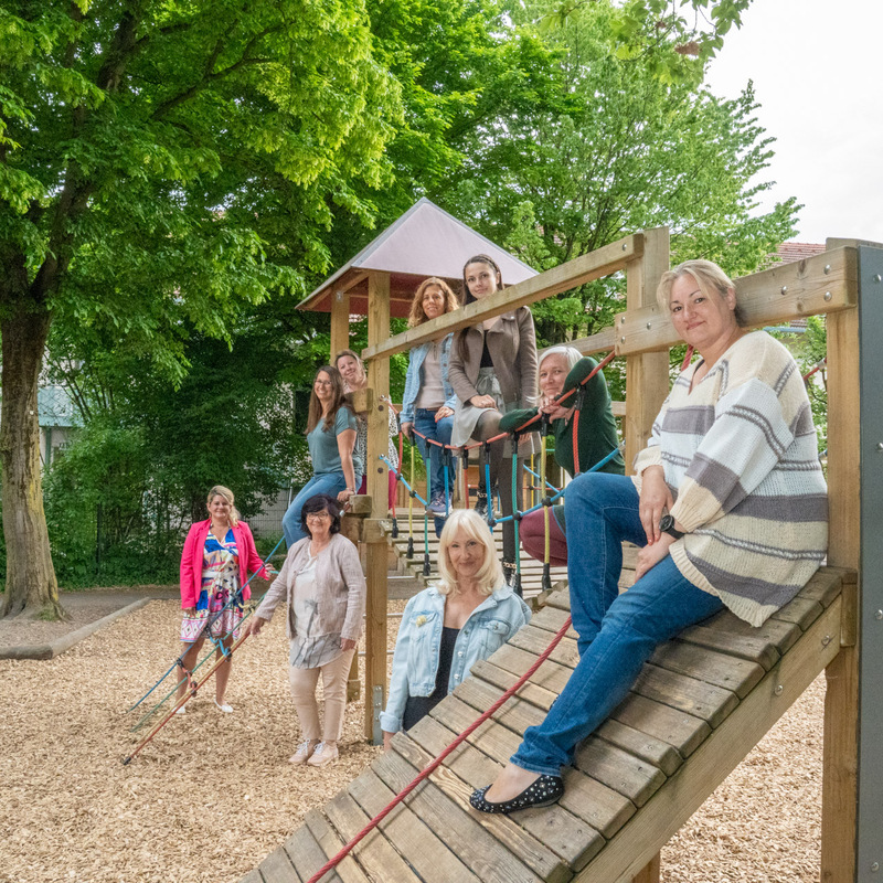 Teamfoto von Erzieherinnen auf dem Außenspielplatz