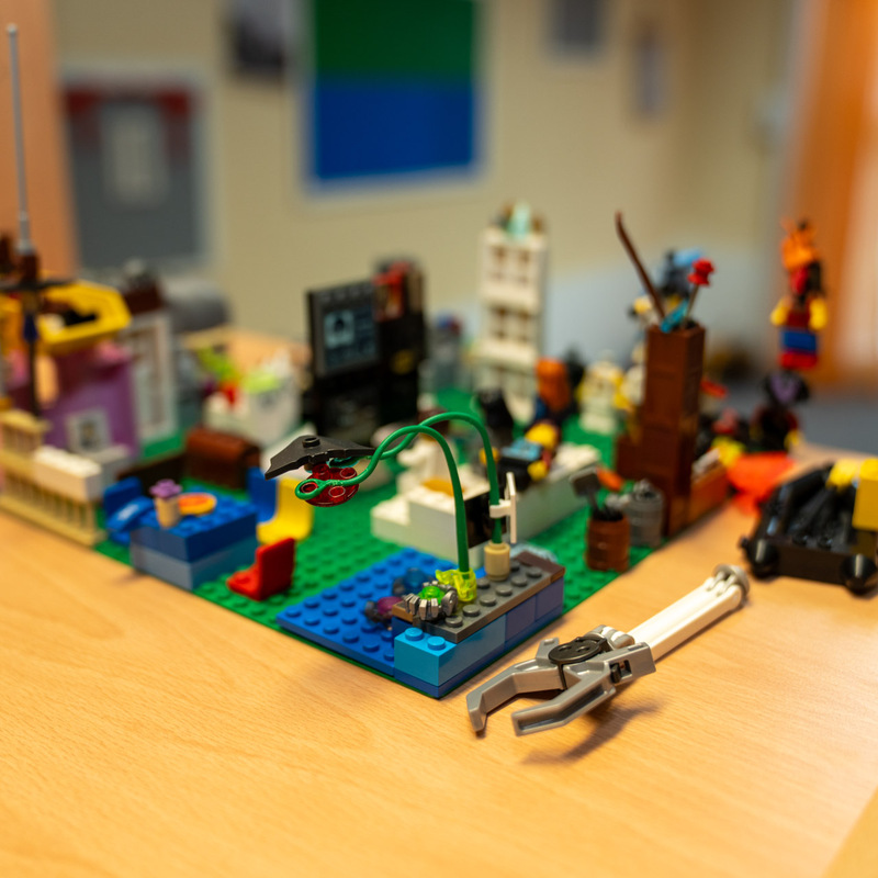 Bunte LEGO-Bauten auf einem Holztisch in einem Kreativraum