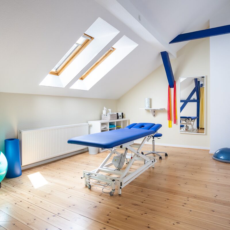 Behandlungsraum mit Therapiegeräten