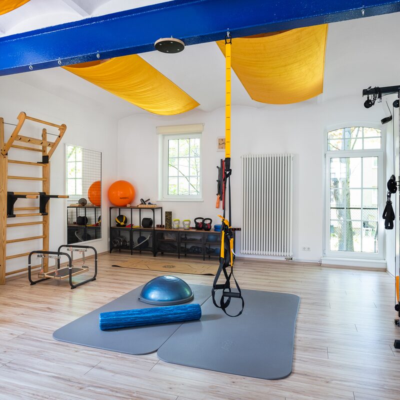 Moderner Trainingsraum mit Geräten