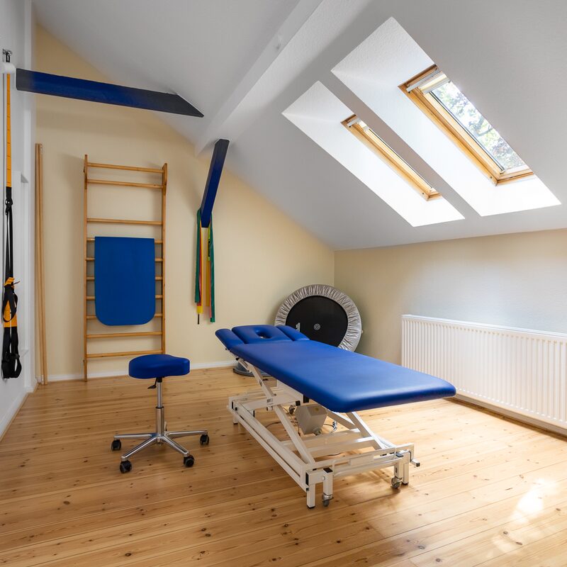 Behandlungsraum mit Trampolin