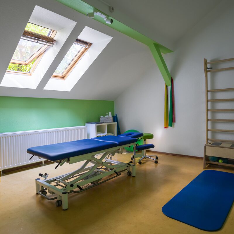 Behandlungsraum mit Sprossenwand