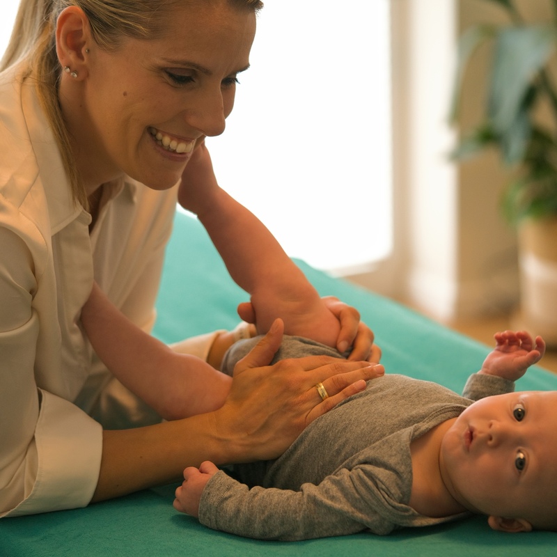 Therapeutin behandelt Baby sanft