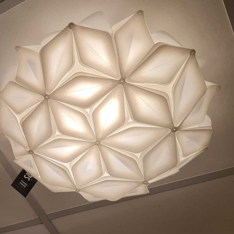 Elegante Deckenleuchte aus einem Antistatischen Kunststoff