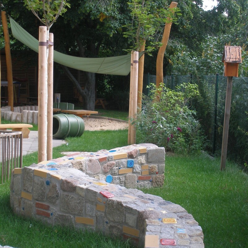 Spielmauer mit Mosaik