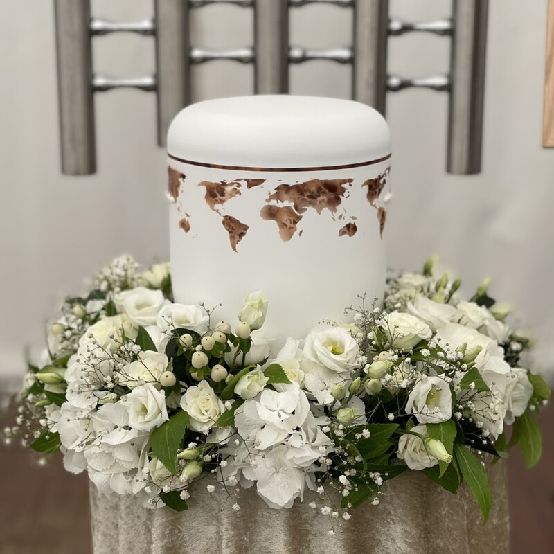 Urne: Weltkarte /
Urnenkranz: TUK1