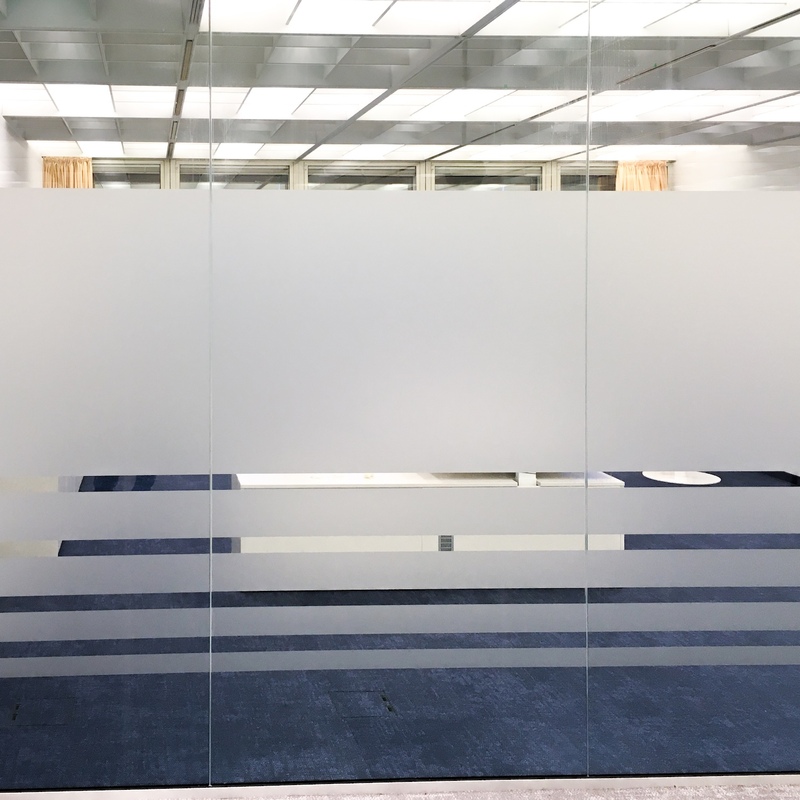 Glasdekor als Sichtschutz im Büro