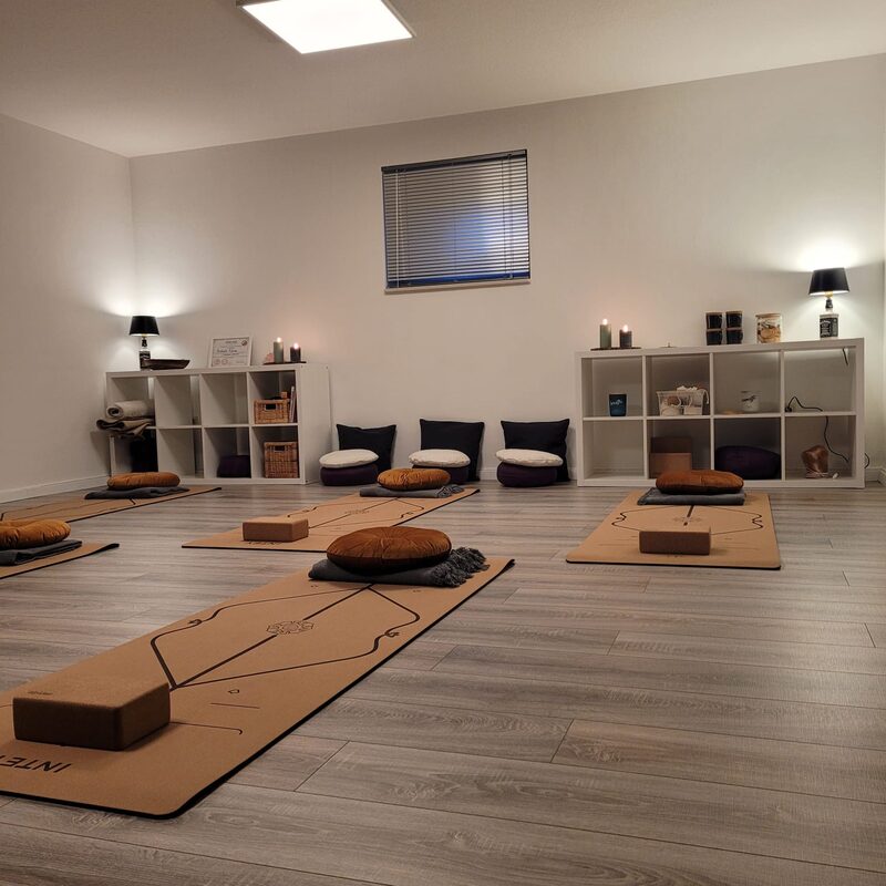 Yogaraum in gemütlicher, natürlicher Atmosphäre