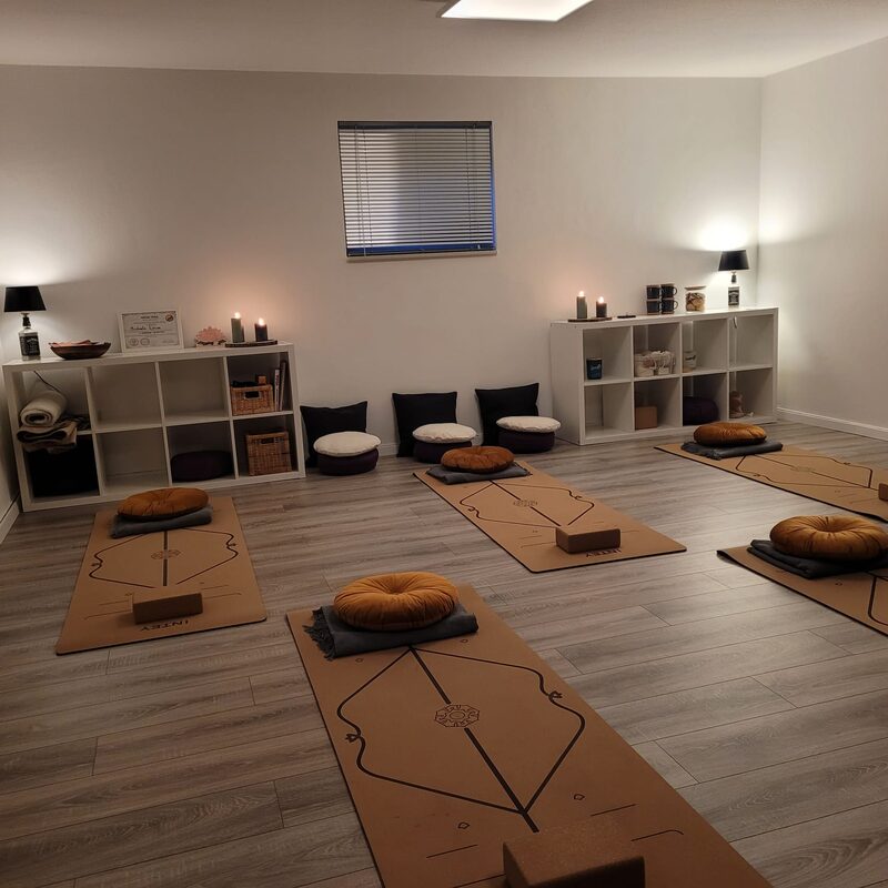 Yogaraum in gemütlicher, natürlicher Atmosphäre