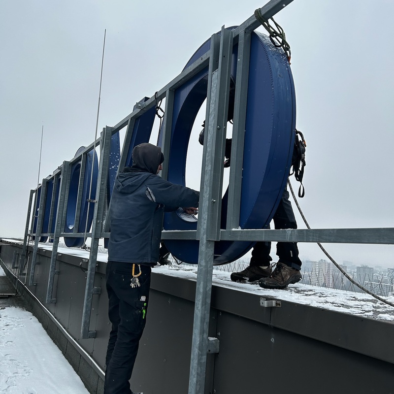 Monteure installieren große Buchstaben bei Schnee