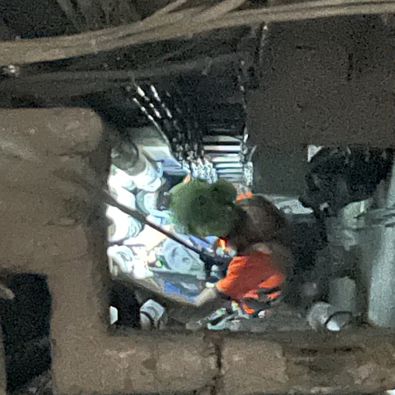 Kletterer im engen Schacht bei Wartungsarbeit