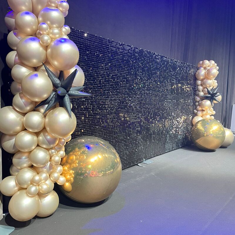 Shimmerwall 6m Schwarz, Fotohintergrund Event Kassel, Markenbranding Deko