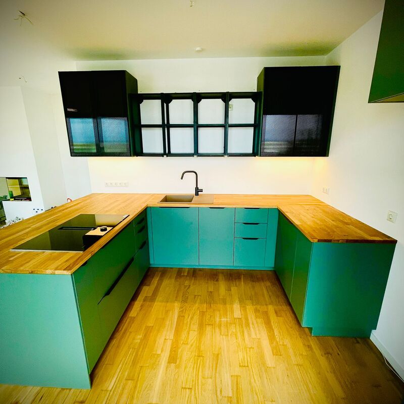 Küchenaufbau Brandenburg – U-förmige Küche mit grünen Fronten und Bambus-Arbeitsplatte