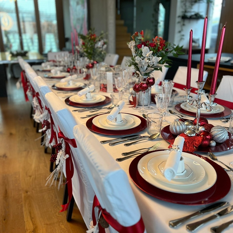 Weihnachtlicher eingedeckter Tisch