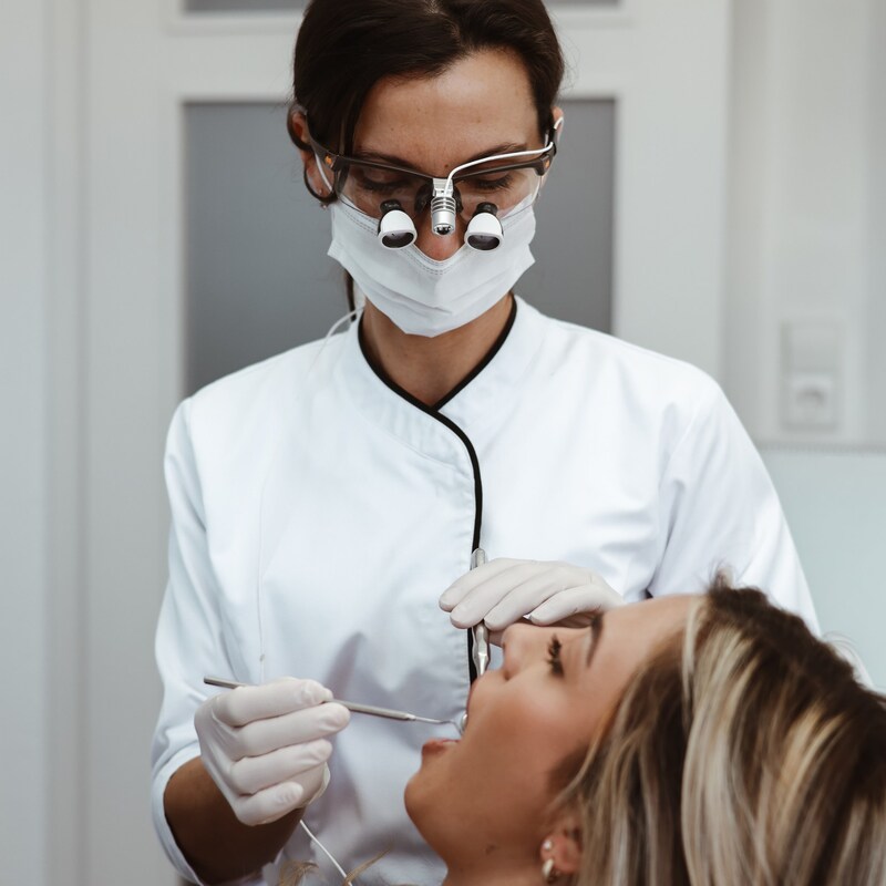 Zahnärztin Uliana Prinz, Ochsenhausen - bei der Behandlung