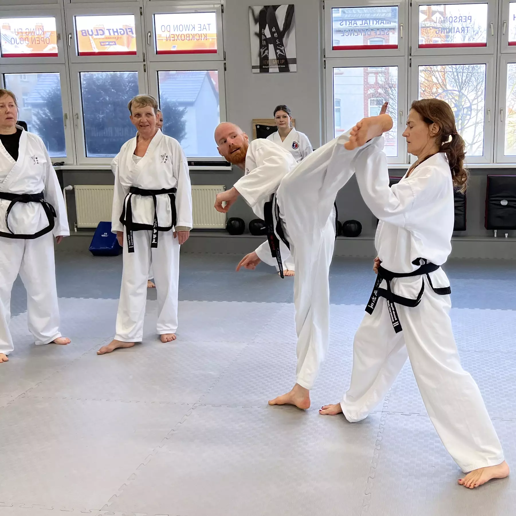 Kick-Training mit genauer Anleitung im Tae Kwon Do