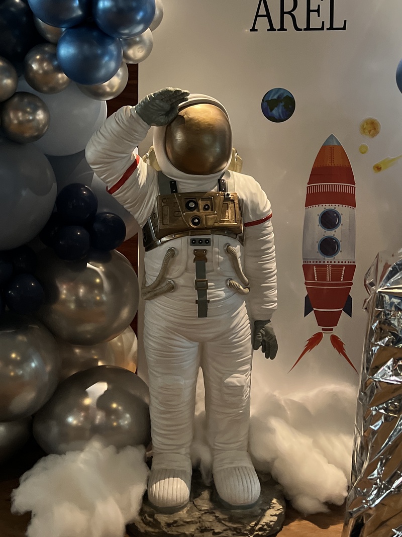 Astronaut mit Stellwand weiss und Ballondekoration I Dekoverleih 