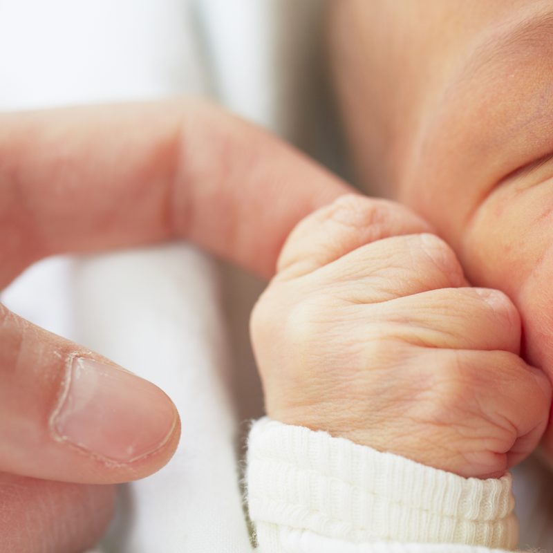 Kraamzorg Gerian Duiven, baby houdt de hand van mama vast