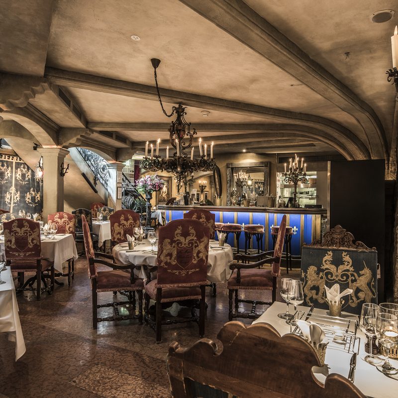 King's Cave Grillrestaurant, elegant cellar restaurant