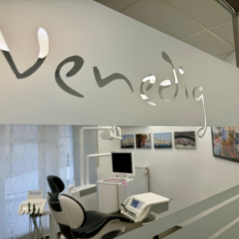 Behandlungszimmer der Zahnarztpraxis Dr. Marie Janik-Rücker