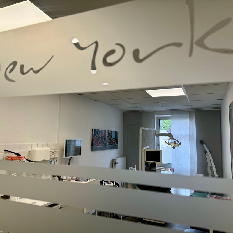 Behandlungszimmer der Zahnarztpraxis Dr. Marie Janik-Rücker