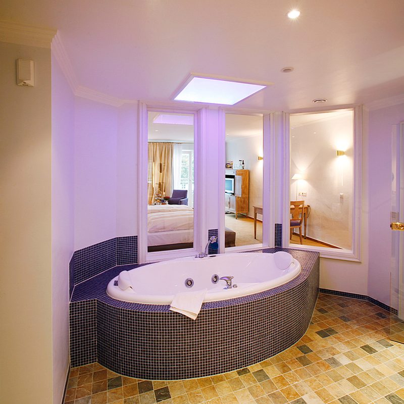 eines unserer individuell gestalteten Badezimmer einer Spa-Juniorsuite