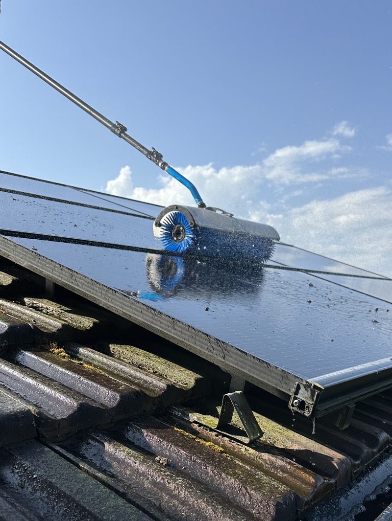 Solaranlagenreinigung mit rotierende Bürste