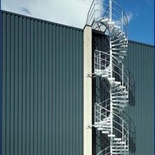 Spindeltreppe mit einem Austritts-
podest, zwei Ruhepodesten
 und seitlichen Streben