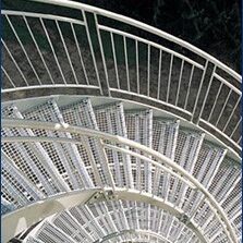 Wendeltreppe mit Gitterrost-
stufen und Sicherheitsgeländer