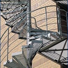 Spindeltreppe mit Eingangs-
sicherung, Belag Gitterroste
feuerverzinkt