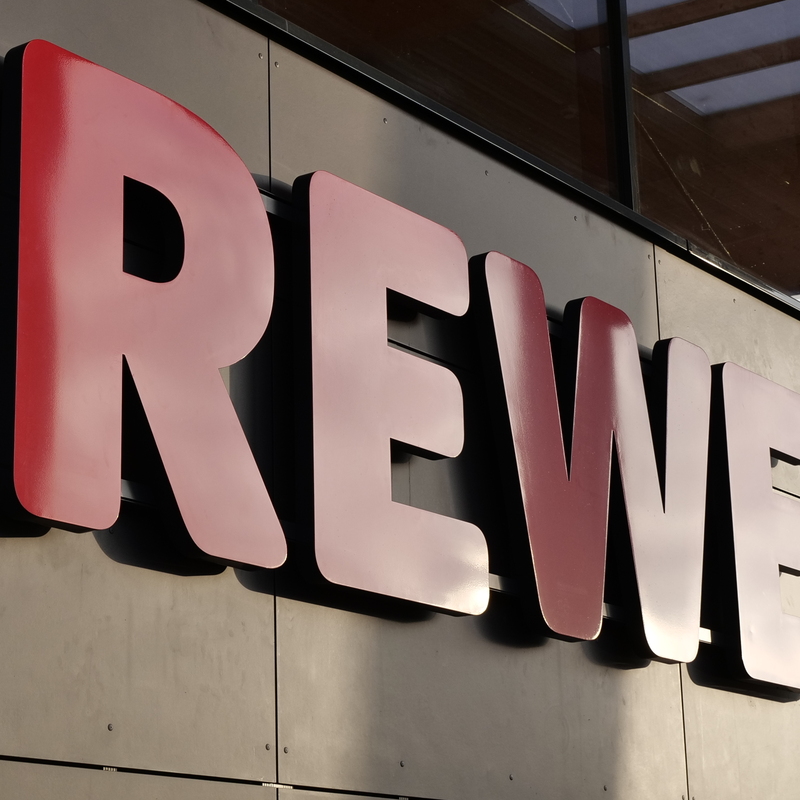 Bild des großen REWE Logos