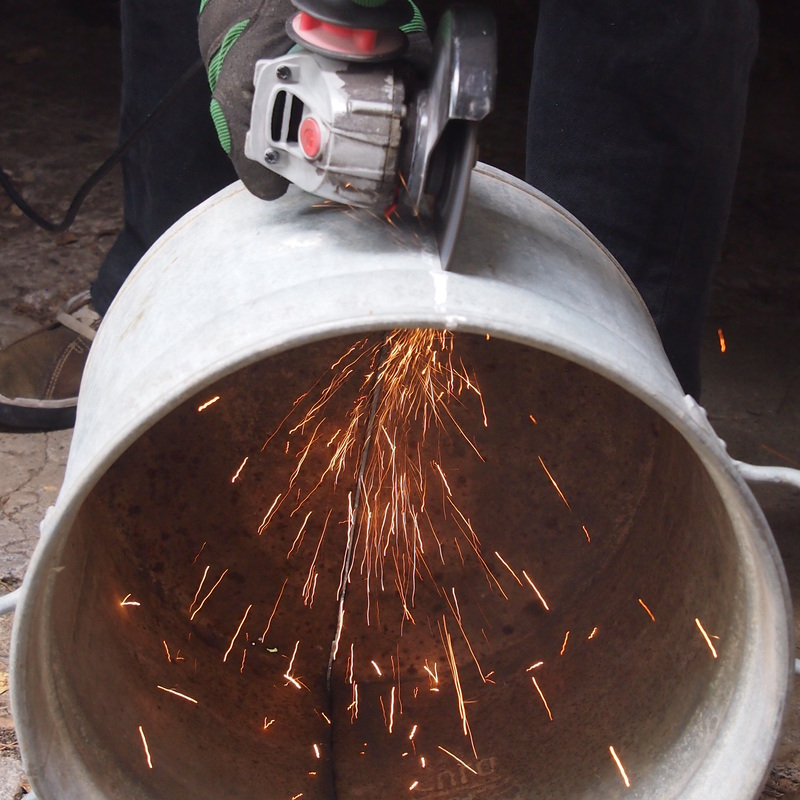 Ein alter Einkochtopf wird halbiert