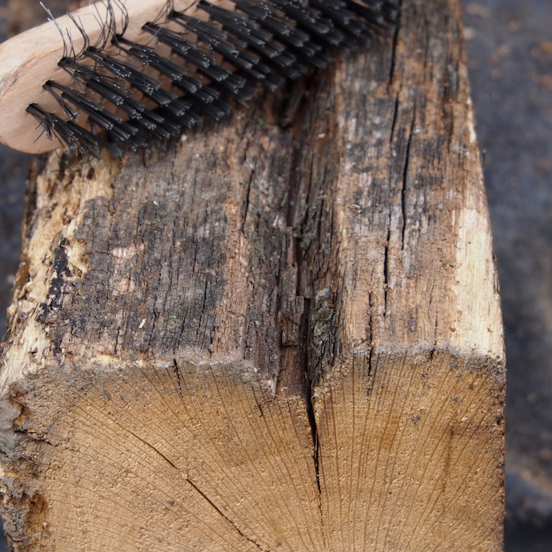 Mit der Drahtbürste werden die restlichen Seiten gesäubert