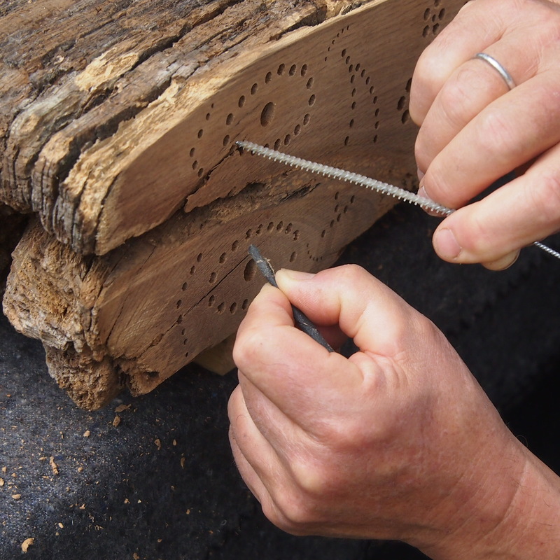 Jedes Loch wird von festsitzenden Bohrspänen befreit