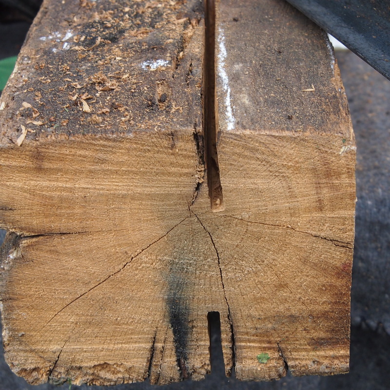 Für die Winkeleisen werden Schlitze gesägt