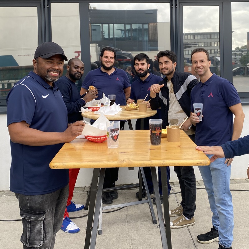 Team Frankfurt also held a Summer Food Party, with a visit from a delicious burger van supplying the best burgers around! 🍔