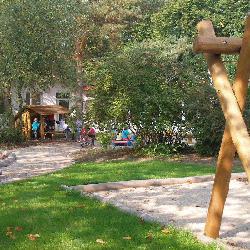 Rollerstrecke mit Spielhäuschen