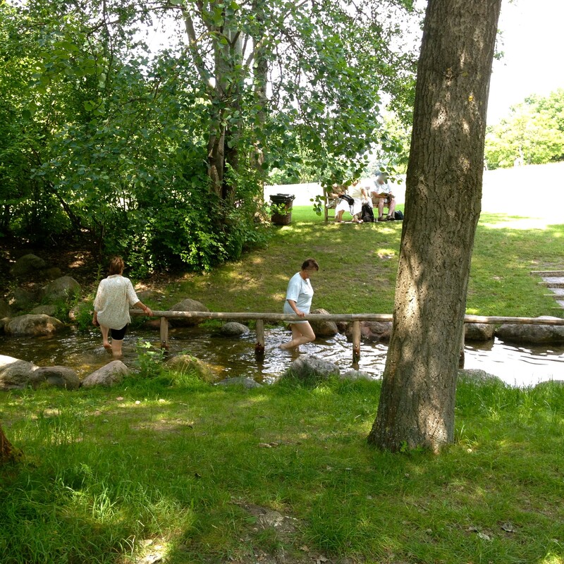 Wassertretstelle nach  Kneipp Gesundheitsanwendungen,  Britzer Garten Berlin 