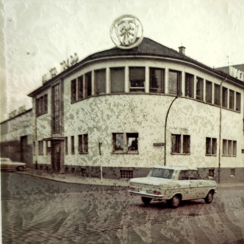 Historisches Verwaltungsgebäude mit Walter-Trapp-Schriftzug und Logo